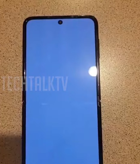 Увімкнений Samsung Galaxy Z Flip4 вперше показали наживо з усіх боків - складки не видно