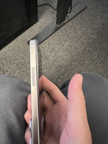 Появился первый iPhone 15 Pro со вздувшимся аккумулятором