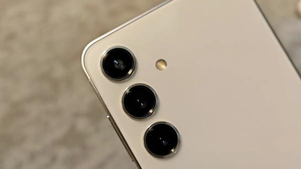 Samsung Galaxy S24 против iPhone 15: основные различия