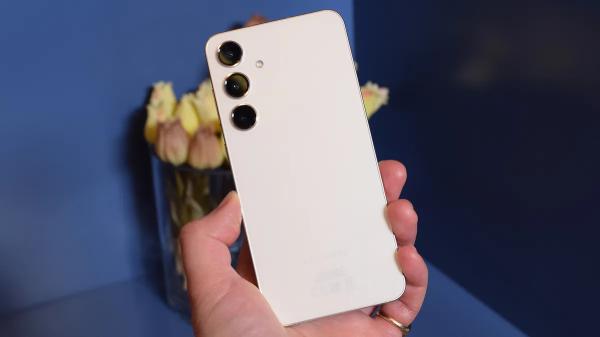Samsung Galaxy S24 против iPhone 15: основные различия